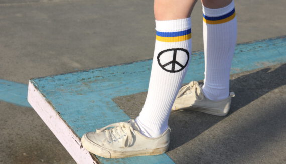 Hilfe für die Ukraine <br/> Socken und Kniestrümpfe mit Blau, Gelb und Peace-Zeichen
