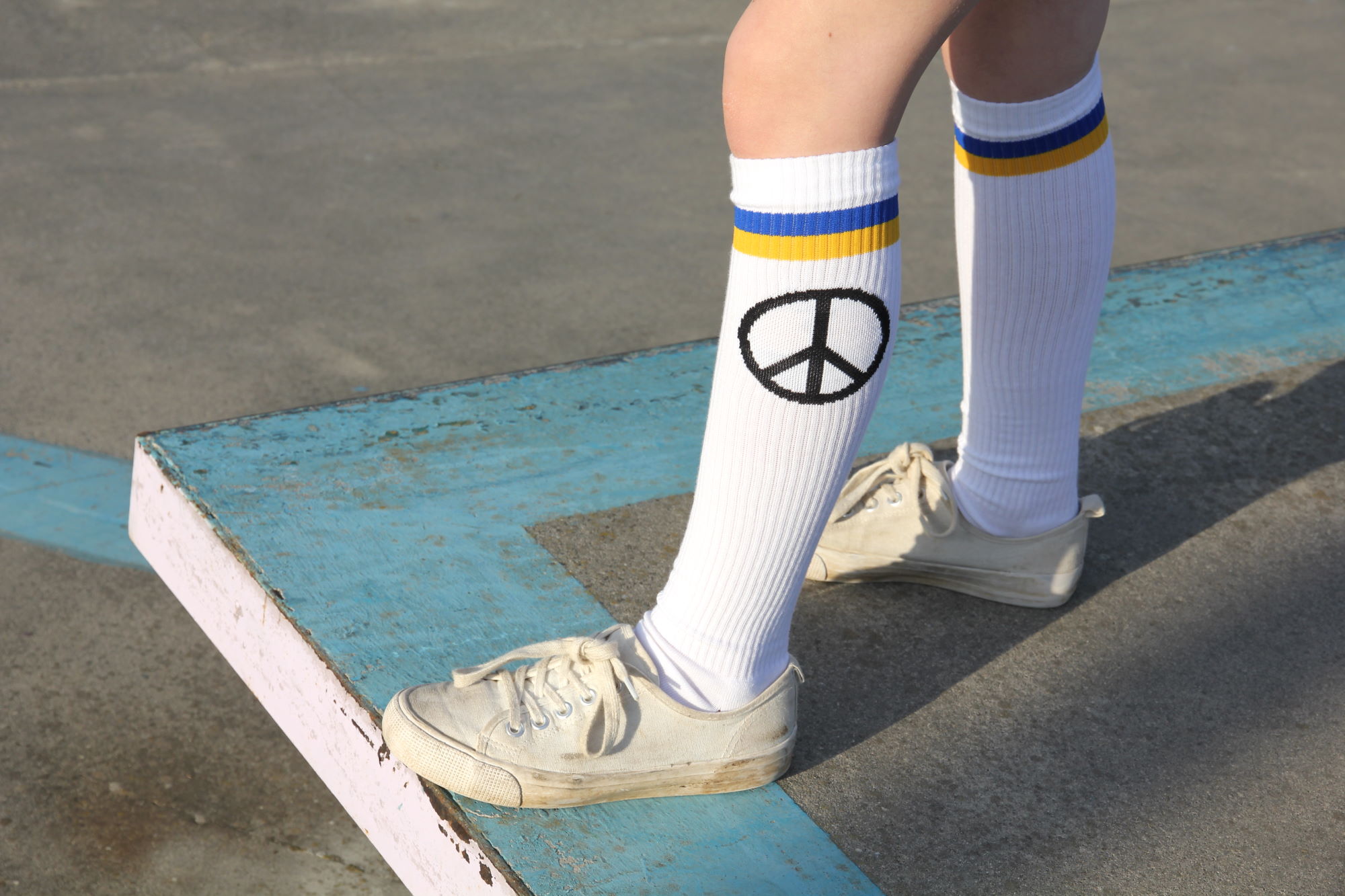 Hilfe für die Ukraine <br> Socken und Kniestrümpfe mit Blau, Gelb und Peace-Zeichen